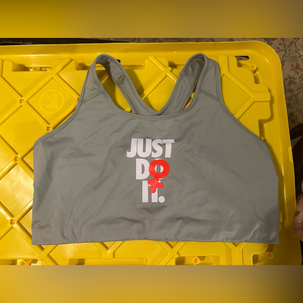 NWOT Nike sports bra